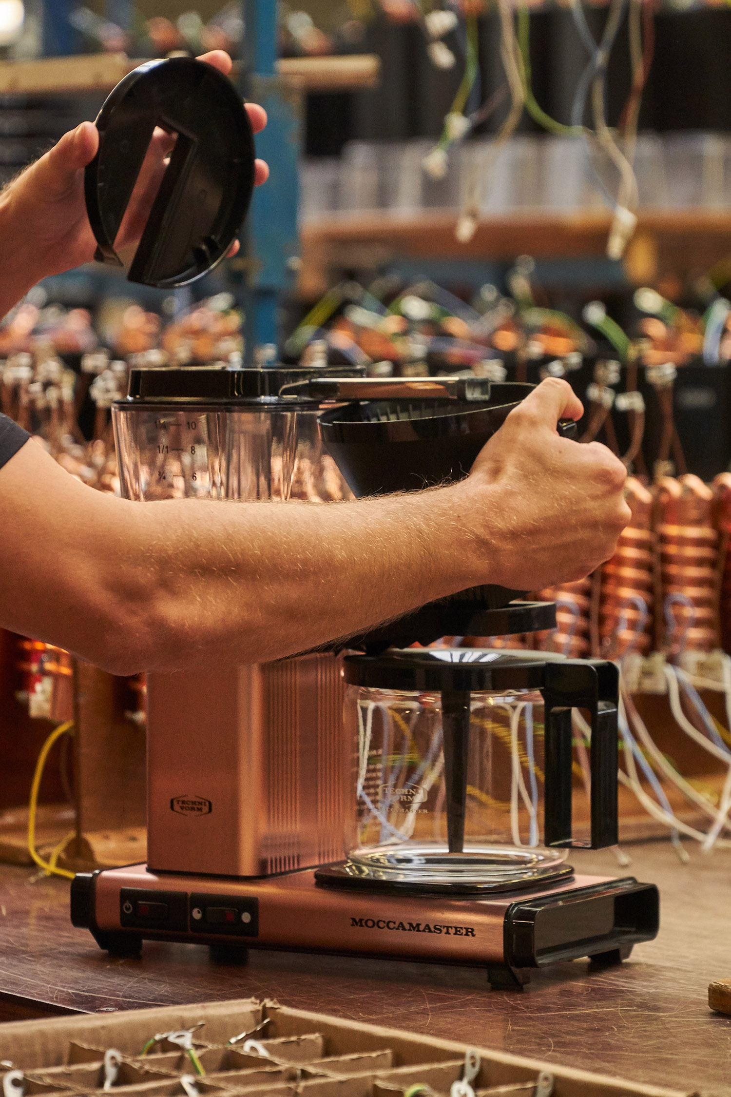 moccamaster, hoe wordt een moccamaster gemaakt, how a moccamaster is made, handgemaakt, handmade, kwaliteit, quality, filter coffee, filter koffie