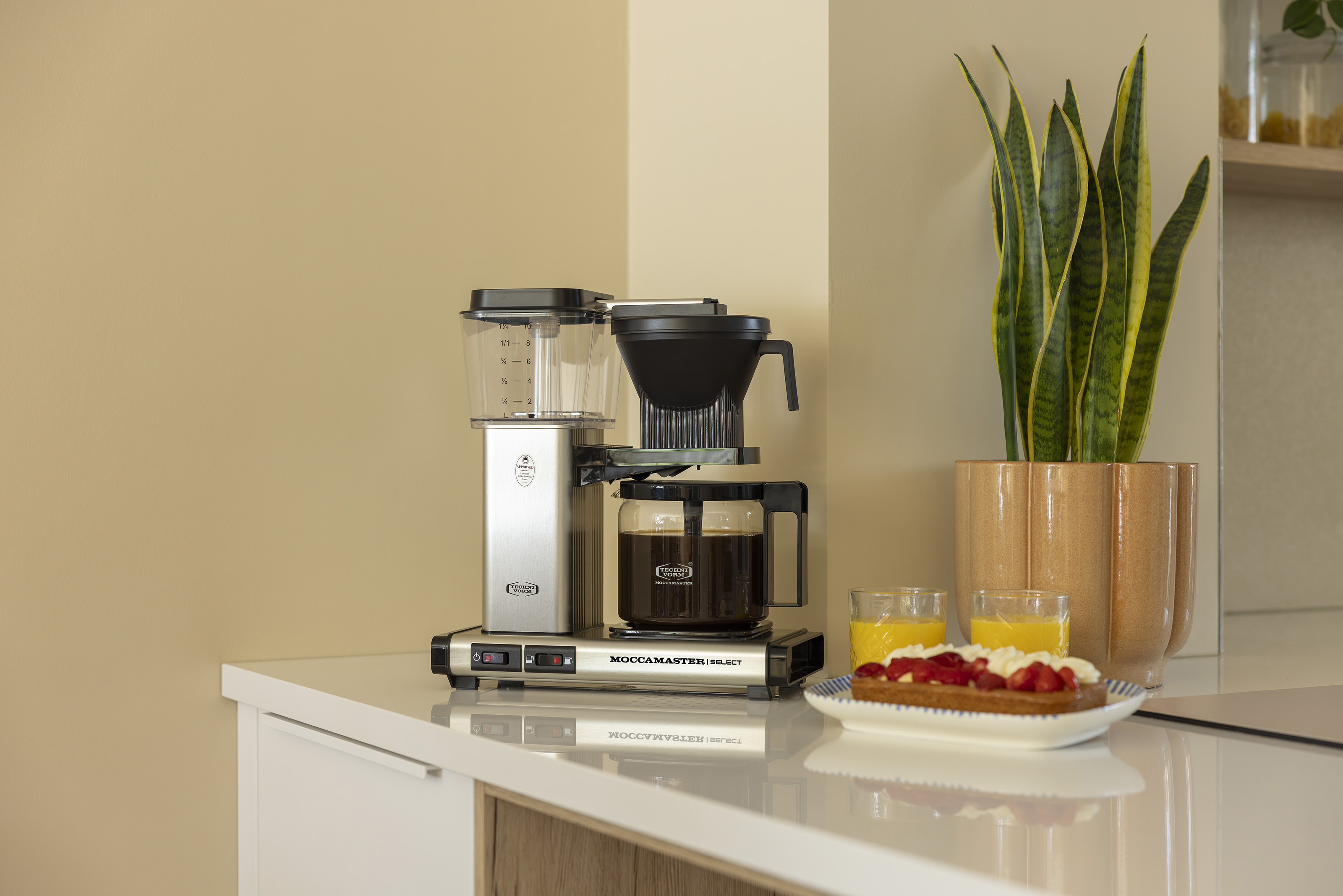 Moccamaster KBG Select Brushed White in keuken